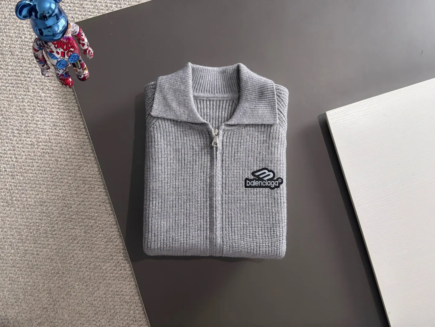 Next day shipment P225 Balenciaga 2026 Autumn and Winter latest sweater from official website, now on sale at counters simultaneously Hot Sale! Specially made of wool blended fabric. It feels comfortable and can be directly in contact with the skin. The logo badge is exquisitely embroidered, which is extremely eye-catching! The details highlight the fashionable charm of big brands. Exquisite workmanship. Three-dimensional cutting style. The wearing effect is invincible and handsome! All three standards are complete! Sizes:M-3XL